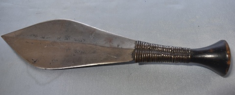 Dos Ikul, cuchillos africanos, hoja de hierro ovoide. Largo: 36,5 cm.