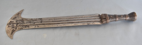 IKAKALAKA, espada africana, hoja de hierro y mango de madera y cobre. Largo: 51 cm.