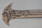 IKAKALAKA, espada africana, hoja de hierro y mango de madera y cobre. Largo: 51 cm.