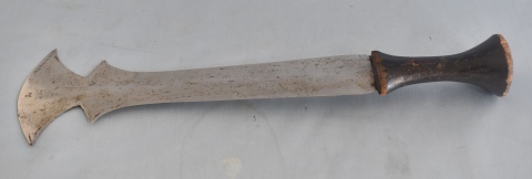 CUCHILLO KUNDA, hoja de hierro labrado terminada en doble punta oval. Cabo de madera. Largo total: 37 cm.