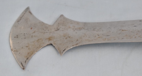CUCHILLO KUNDA, hoja de hierro labrado terminada en doble punta oval. Cabo de madera. Largo total: 37 cm.