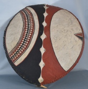 Par de escudos Masai. Miden: 66 x 88 cm. y 71 x 89 cm.