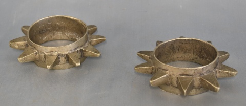 Dos brazaletes africanos con puntas 'Asbia Iquorain', de la tribu Ait Atta. Diámetro: 10,5 cm.