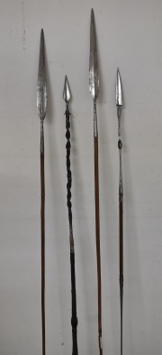 Cuatro lanzas africanas con hojas de acero, una en forma de cadena. 4 Piezas. Alto máximo: 175 cm.