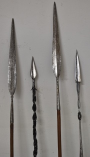 Cuatro lanzas africanas con hojas de acero, una en forma de cadena. 4 Piezas. Alto máximo: 175 cm.