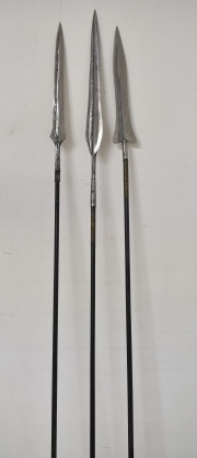 Tres Lanzas Africanas con hojas de acero, una con largas estrías. 3 Piezas. Alto máximo: 217 cm.