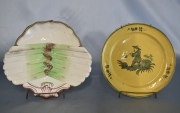 Plato para espárragos y plato amarillo con figura oriental. 2 pzs.