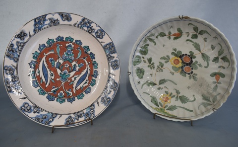 Dos platos de cerámica, distintos, circulares. Diámetro: 31 cm y 28,5 cm.