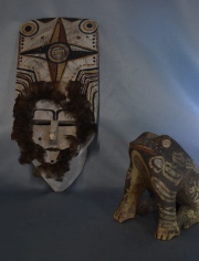 Mascara Chané y Sapo Chané, dos tallas de madera pintada. Alto: 43 y 17,5 cm.