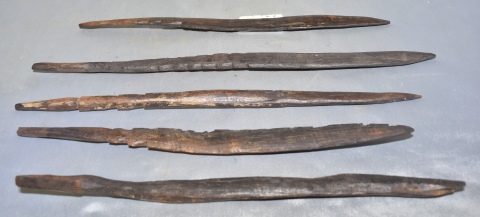 Cinco puntas de arpones africanos de madera. Largo promedio: 34 cm.