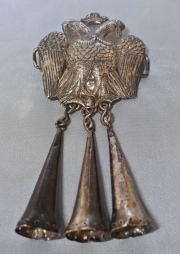 Placa Ornamental en forma de águila bicéfala, de plata repujada. Alto: 18 cm. Peso: 115 gr.
