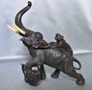 Elefante defendiéndose de dos tigres, escultura japonesa de bronce. Firmada. Alto: 43 cm. Frente: 40 cm. Japón, Mei-Ji.