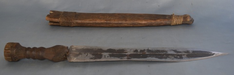 Cuchillo africano, cabo y vaina de madera, hoja de hierro. Largo total: 60 cm.