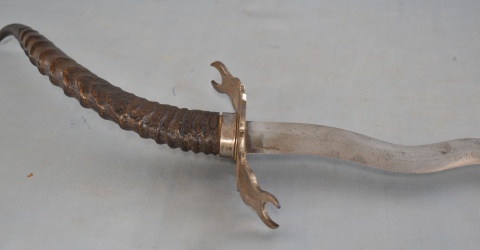 Cuchillo sudanés, cabo de asta de gacela y hoja flamígera. Largo total: 56 cm.