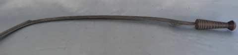 CUCHILLO AFRICANO MAMBELE, con larga hoja de hierro labrado en forma de hoz. Largo total: 84 cm.