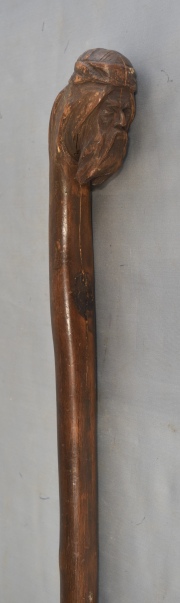 Bastón de madera, cabo con cabeza de gaucho. Largo: 92 cm.