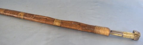 FLISSA, espada africana de un solo filo. Vaina madera tallada. Largo total: 108 cm.