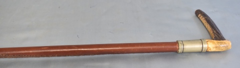 FUSTA INGLESA CON CABO DE ASTA, varilla forrada en cuero y moldura de metal plateado. Largo: 78 cm.