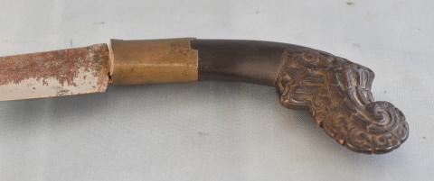 Cuchillo de Sumatra, cabo madera tallada, hoja de acero. Desperfectos. Largo total: 52, 5 cm.