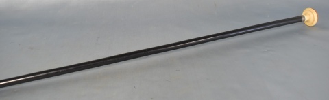Bastón negro con cabo de marfil con escudo heráldico. Restauro. Largo: 83, 5 cm. -144