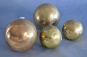 Cuatro sujeta puertas esferas de bronce dorado. Diámetro: 8,5 y 6 cm. -87