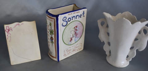 Tres piezas de porcelana: Porta menú, vaso isabelino y libro simulado. Averías. -138-137-299