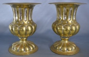 Par de vasos de bronce dorado 226. Alto: 21, 5 cm.