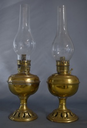 Par de lámparas a querosene de bronce con tulipas. Alto: 38 cm.