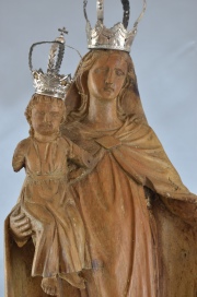 Virgen con el Niño, talla de madera con coronas. 54. Deterioros y faltantes en manos. Alto total. 72 cm.