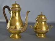 Cafetera y azucarera, de bronce dorado. Desgastes. Alto: 25 y 17,6 cm. 193
