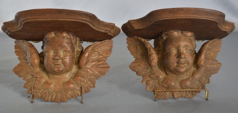 Par de ménsulas con angelitos de madera tallada. Frente: 19 cm.