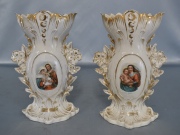 Par de vasos isabelinos de porcelana con roturas. Alto: 25 cm. -277