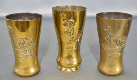 Seis vasos de bronce dorado . 13 cm. 171