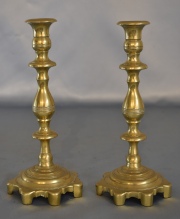 Par de candeleros de bronce dorado. Alto: 24 cm. 305
