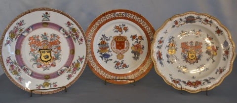 Tres platos porcelana de Paris. Diferentes diseños. Diámetro: 26, 8 cm. -125