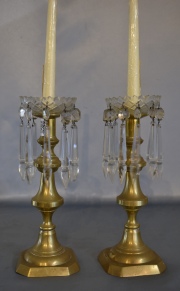 Par de candeleros de bronce dorado. Alto: 29 cm. 114