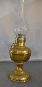 DOS LAMPARAS MILLER A QUEROSENE, de bronce dorado. Con fanales. Alto total: 48 y 58 cm.