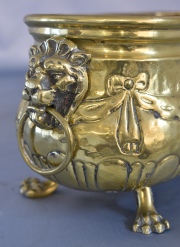 Jardinera de bronce dorado con leones. Frente: 28 cm.-311
