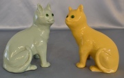 Par de gatos cerámica amarilla y verde. Alto: 20 y 21 cm. -133