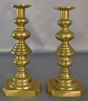 Par de candeleros de bronce dorados. Alto: 26 cm. 239