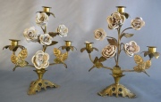 Par de candelabros de bronce con flores de porcelana. Cachaduras. Alto: 32 cm. 227