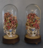 Par de vasos isabelinos con flores, dentro de fanales. Alto total: 33 cm. 298