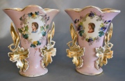Par de vasos isabelinos, porcelana rosa .Uno restaurado. Marca de origen W. G. & Co. Alto: 23cm. 246