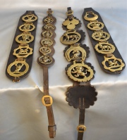 HORSE BRASSES, cuatro lonjas de cuero con medallones de bronce calado. 176