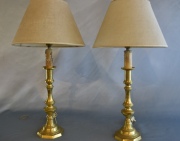 Par de candeleros de bronce, transformados en lámparas con pantalla. Alto total: 54 cm. -276