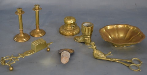 Siete piezas de bronce y Moneda. 2 Tijeras despabiladora, bota, tapón, tintero, plato y 2 candeleros. Tot: 8 pz. -316-3