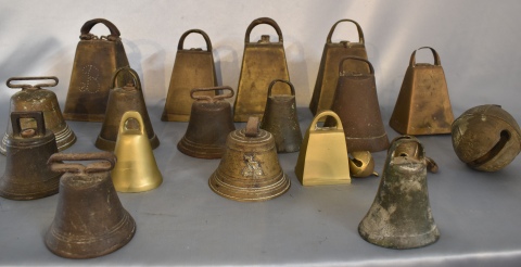 Conjunto de cencerros y campanas de hierro y bronce. 19 Piezas. 135-