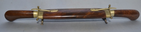 Cuchillo y tenedor, para trinchar, en estuche de madera. Frente: 50 cm. . 66 ó 99