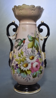 ANFORA DE PORCELANA, policromada con ornato de flores y aves. Boca restaurada. Alto: 36 cm. 267