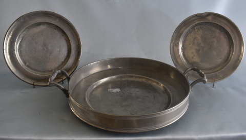 Centro y dos platos de peltre. Frente del centro: 40 cm. Diámetro platos: 22 cm. -117
